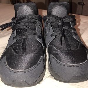 Black Nike Huaraches